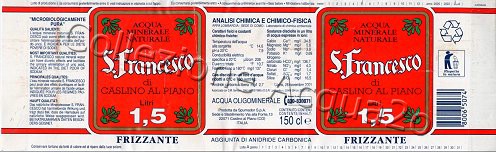 San Francesco (2001) -scritte bianche in riquadro rosso 2 barre orizzontali rosse su fondo bianco fiori verde- pet Friz 1,5 L
